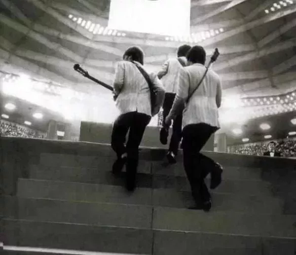The Beatles邁入武道館會場