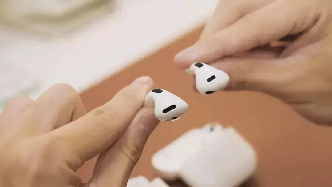 左:AirPods 4.右:AirPods 3