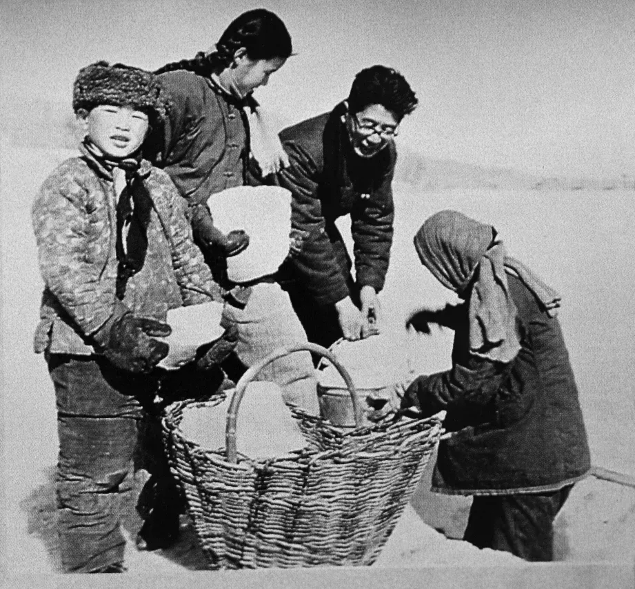 ▲常書鴻帶領衆人在宕泉河取冰化水(敦煌研究院供圖)