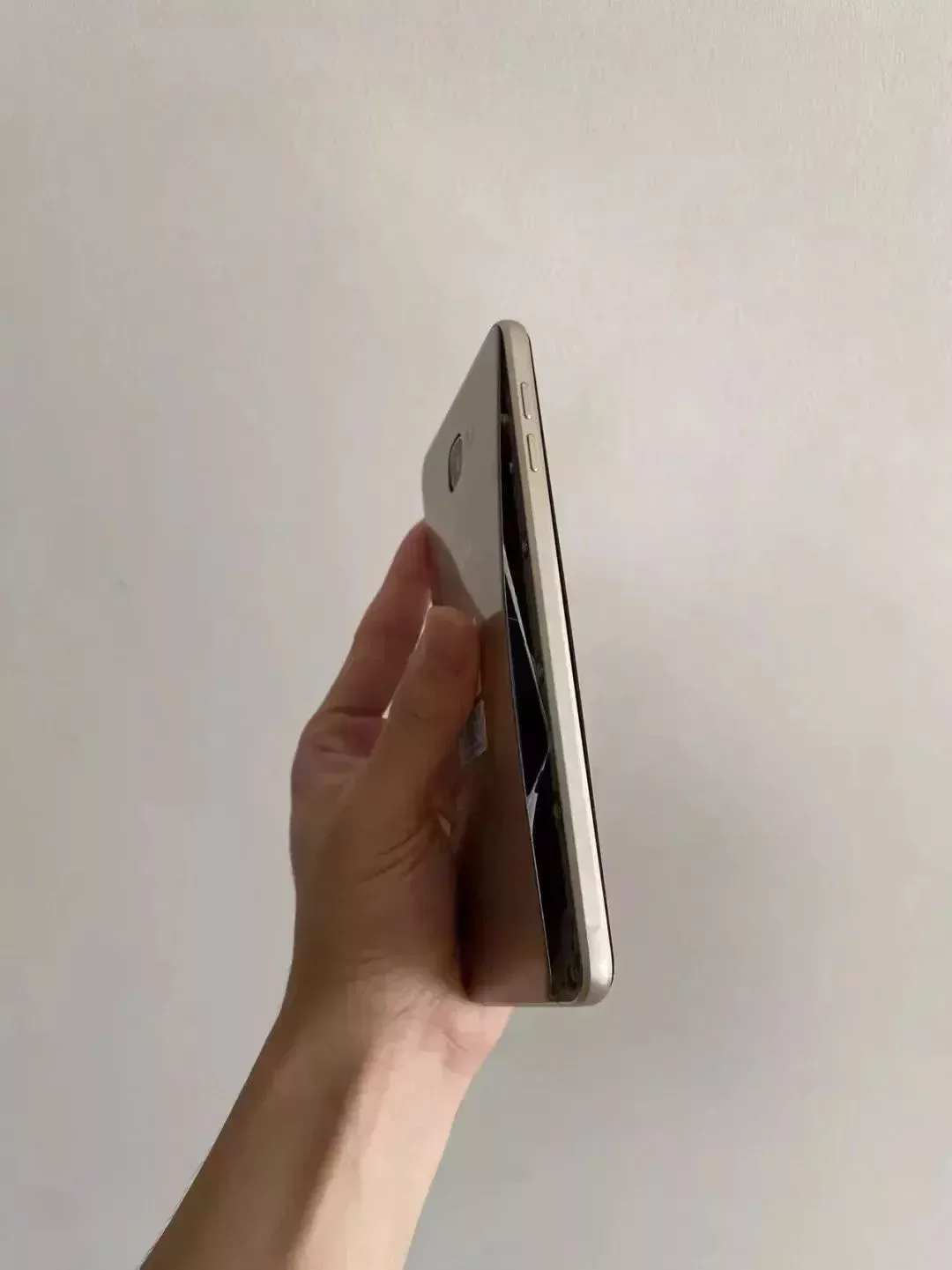 同事的手機閒置了幾年,電池都鼓包了…… 雖然他想直接扔了,又擔心數據泄露|Owl