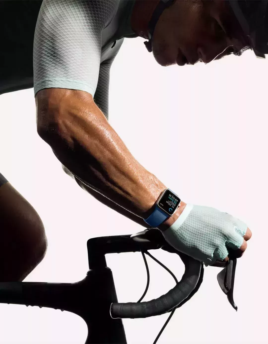 Apple Watch Series 2 的官方宣傳圖基本都圍繞運動展開(圖源:Apple 官網)