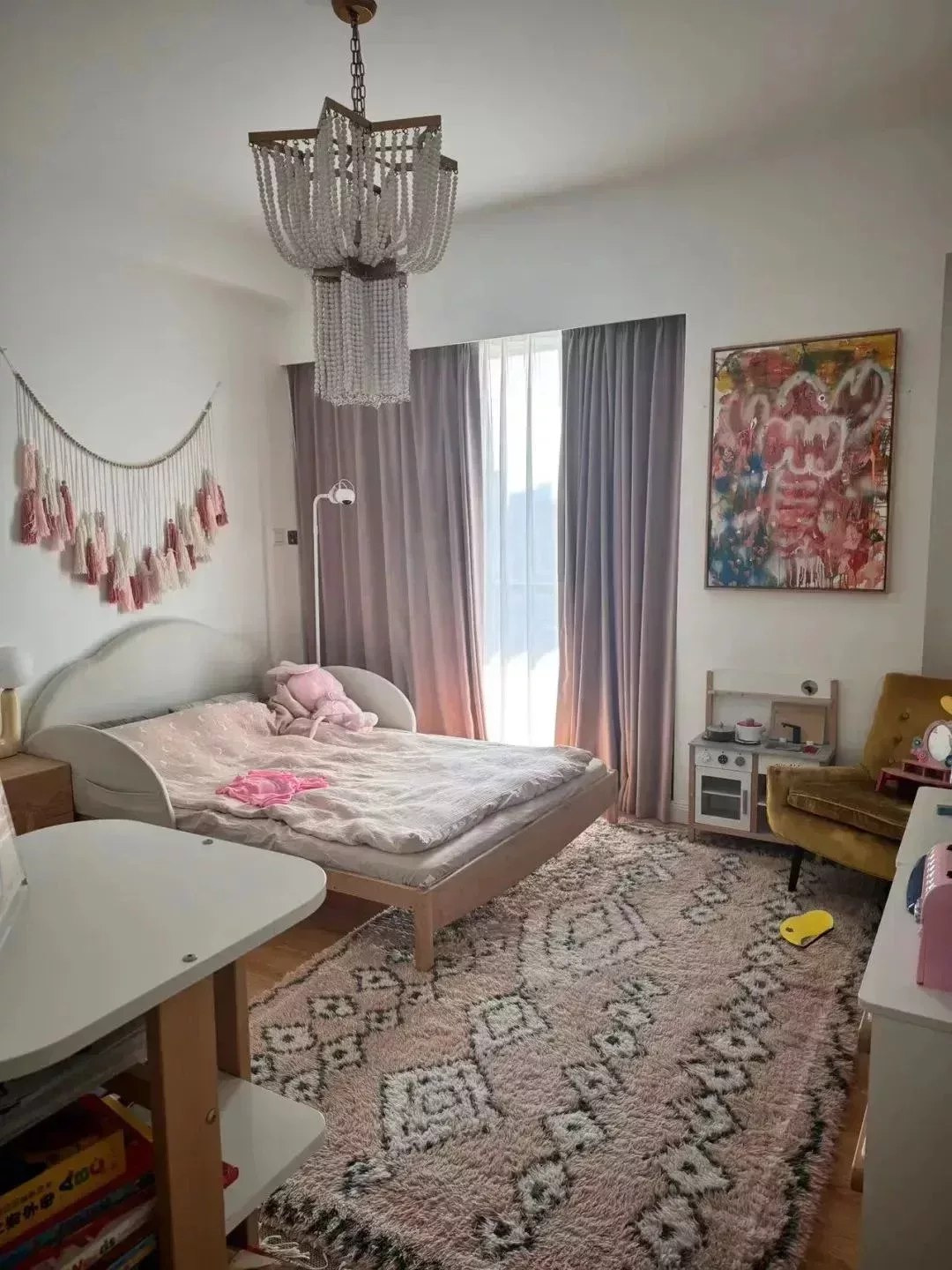 Lisa女兒的房間,牆上是女兒自己創作的畫