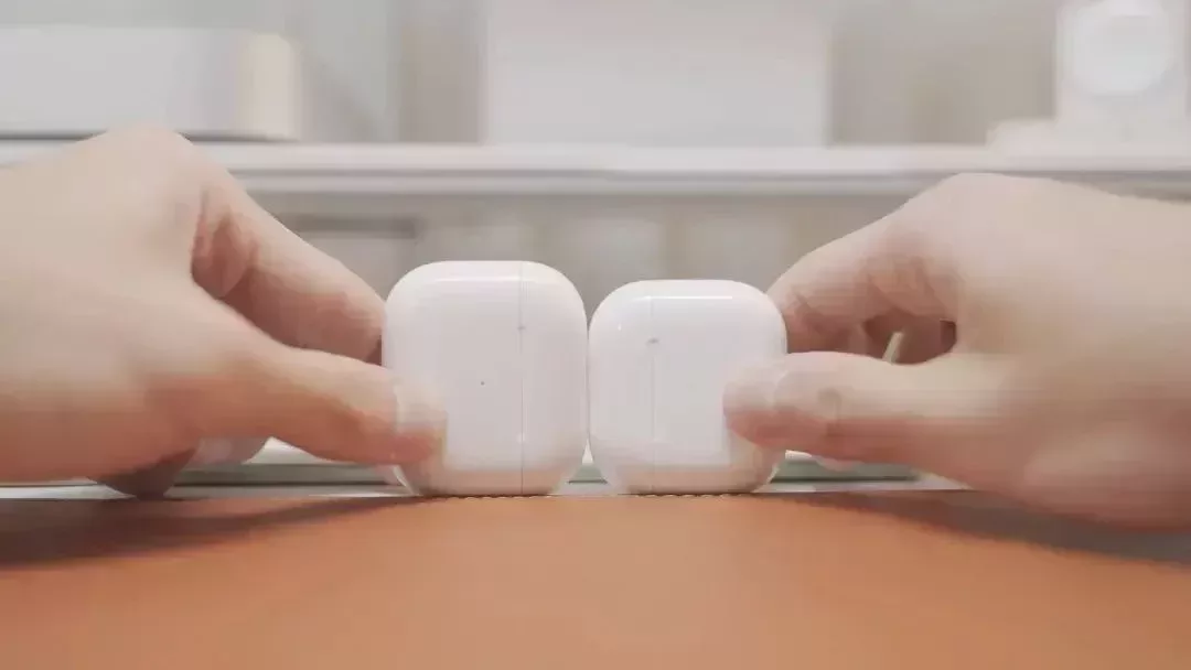左:AirPods 3.右:AirPods 4