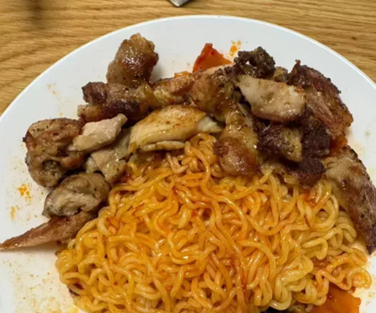 即使喫泡麪也要煎雞腿排!