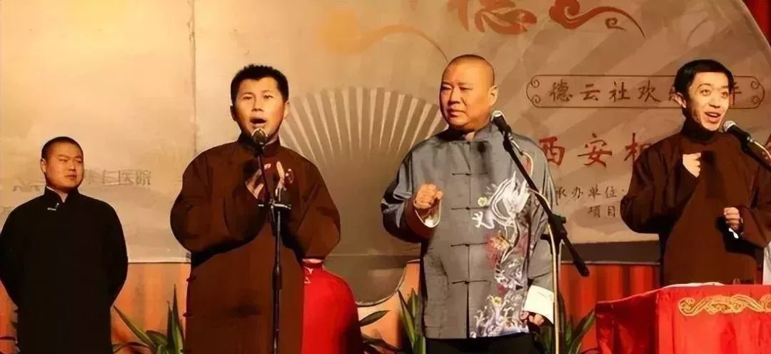 「當年小嶽嶽還站邊上呢」