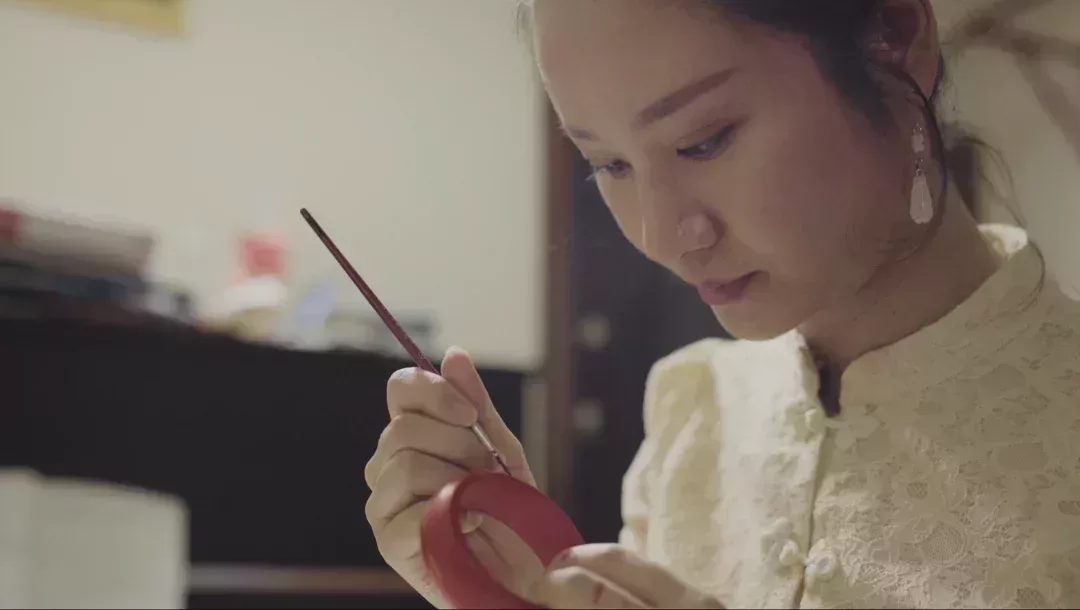 吳思慕出生於湖南郴州,十一年前調研瑤族音樂時,偶然得知女書的存在,後來業餘學習了女書。