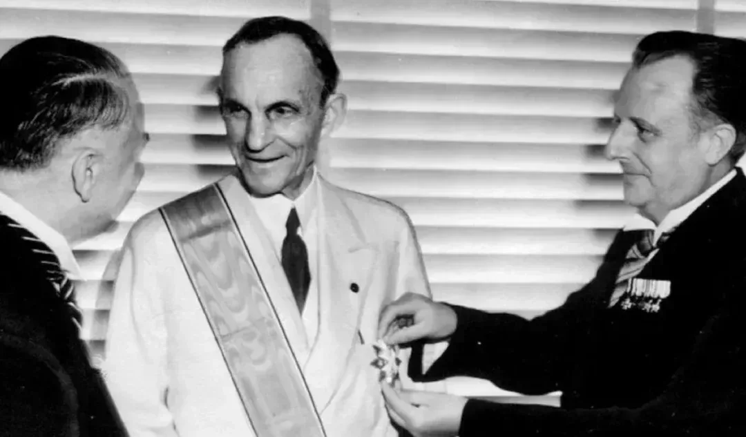 ◇ 圖爲1938年,亨利·福特75歲生日,接受希特勒贈送的雄鷹大十字勳章