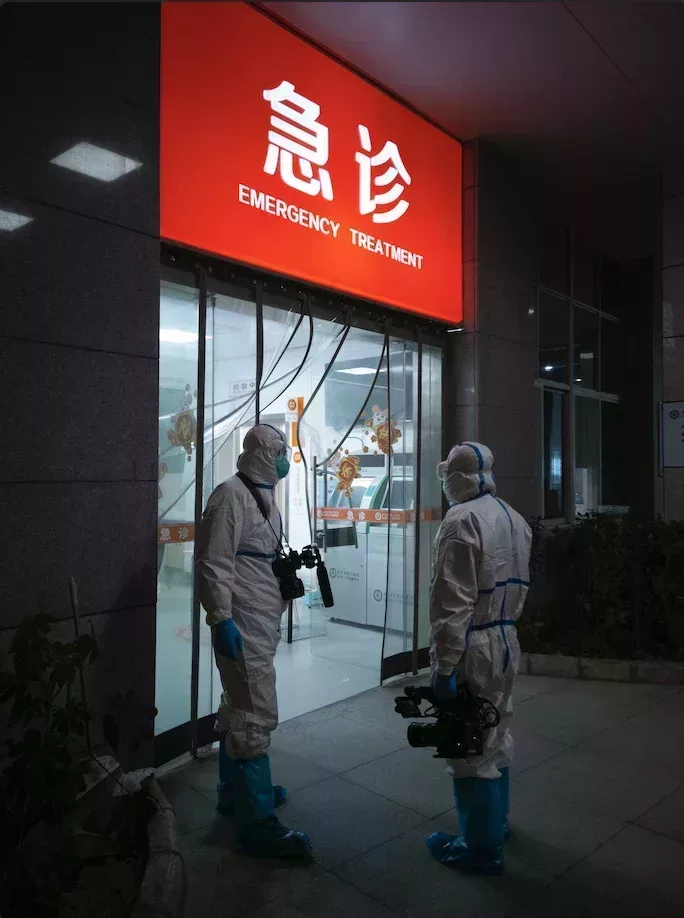 範儉和攝影師薛明商量不要太靠近病人拍攝