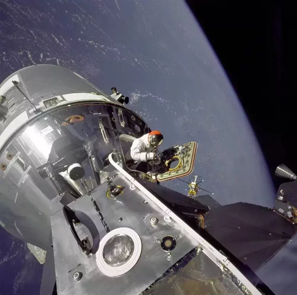 雙子座和阿波羅計劃時期,臍帶式全艙減壓出艙比較常見 | NASA