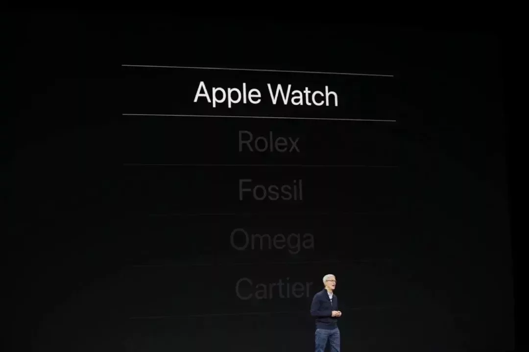 庫克介紹 Apple Watch 的銷量超過傳統腕錶品牌(圖源 2017 蘋果發佈會)
