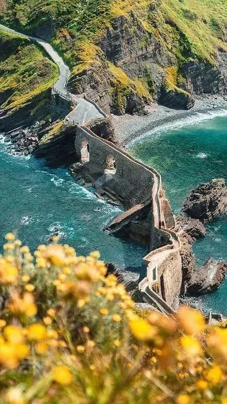 《權力的遊戲》中的龍石島電影截圖(上)與實際拍攝地,西班牙巴斯克地區的貝爾梅奧(下)