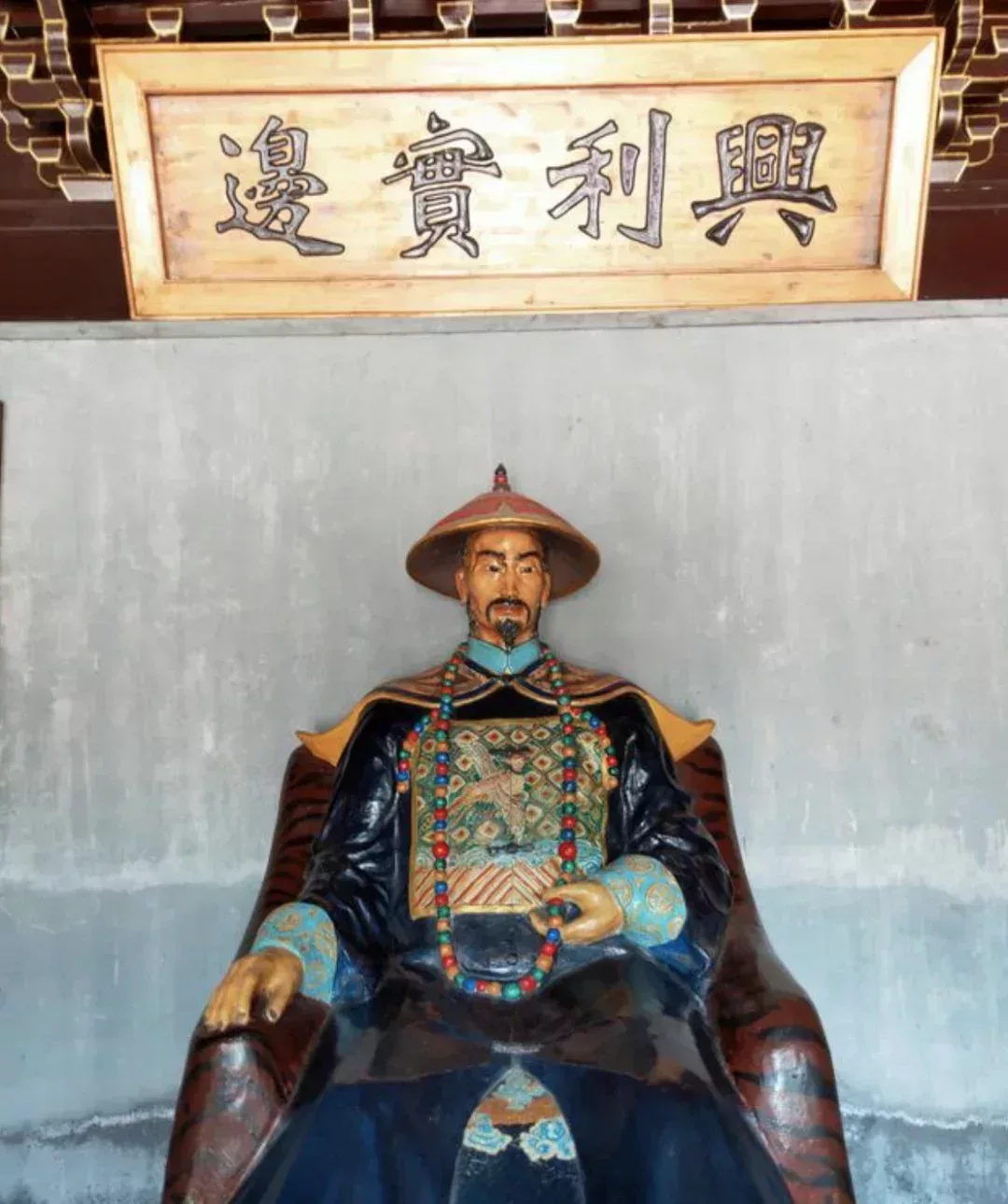 圖爲李金鏞祠堂中的李金鏞雕像(1835年—1890年9月14日),字秋亭,號麗卿、 翼御,清末官員、慈善家