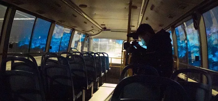 疫情時期的武漢,一輛公交車經過夜色下的龜山,像置身迷幻世界