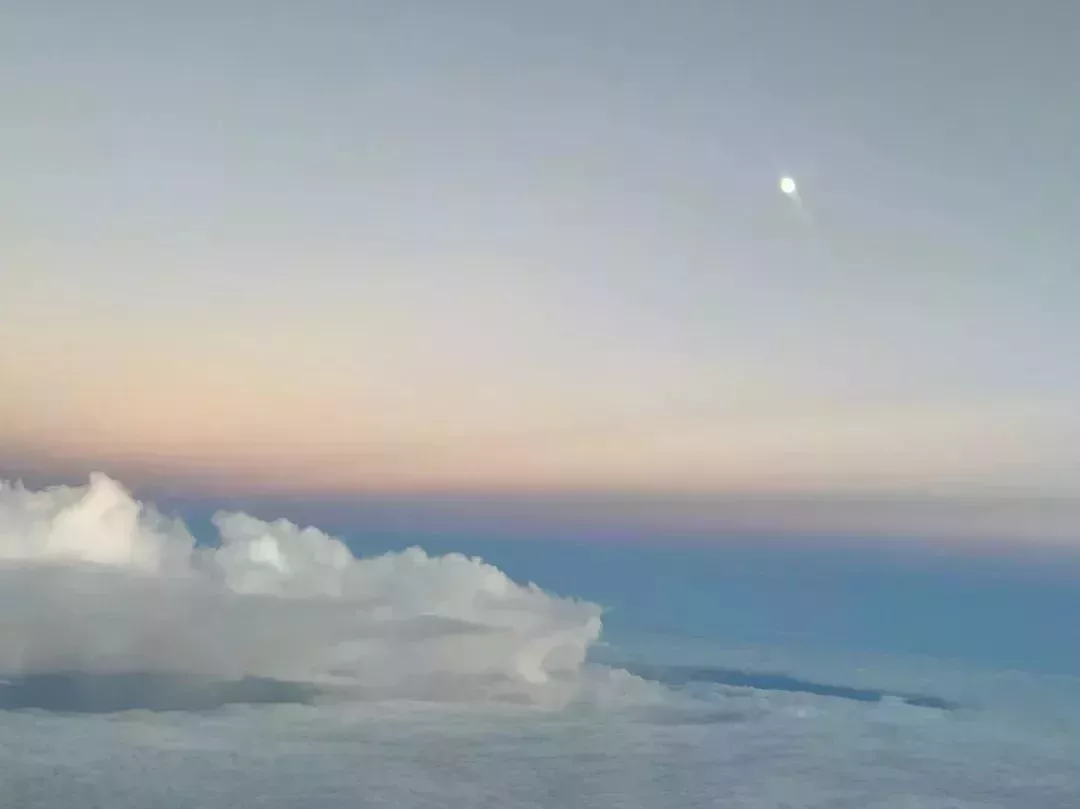這一簇白雲,多像一條慵懶的龍,它在打哈欠