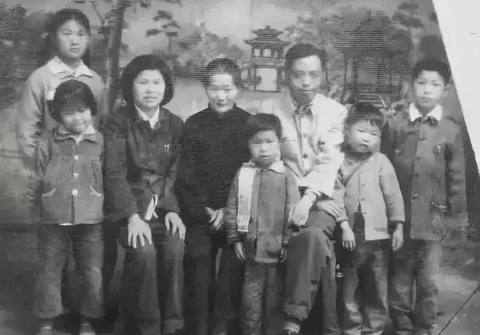 張家唯一的一張全家福:右二張紅兵,右三張月升,左三方忠謀