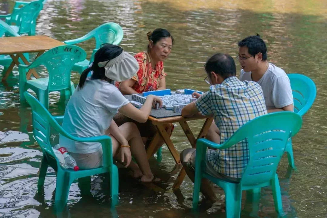 重慶北碚區偏巖古鎮,高溫天氣持續,遊客在河水中游泳、聚會聊天、喝茶、打麻將,享受清涼