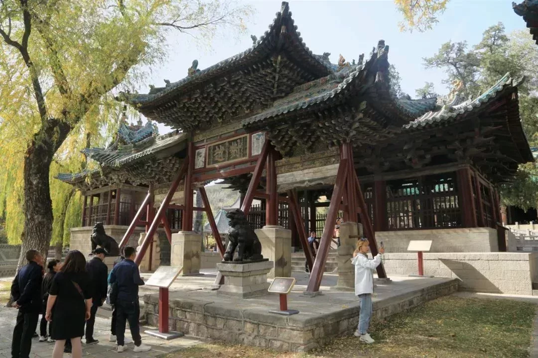2023年11月2日，太原。晉祠裏建於明代的對越坊。