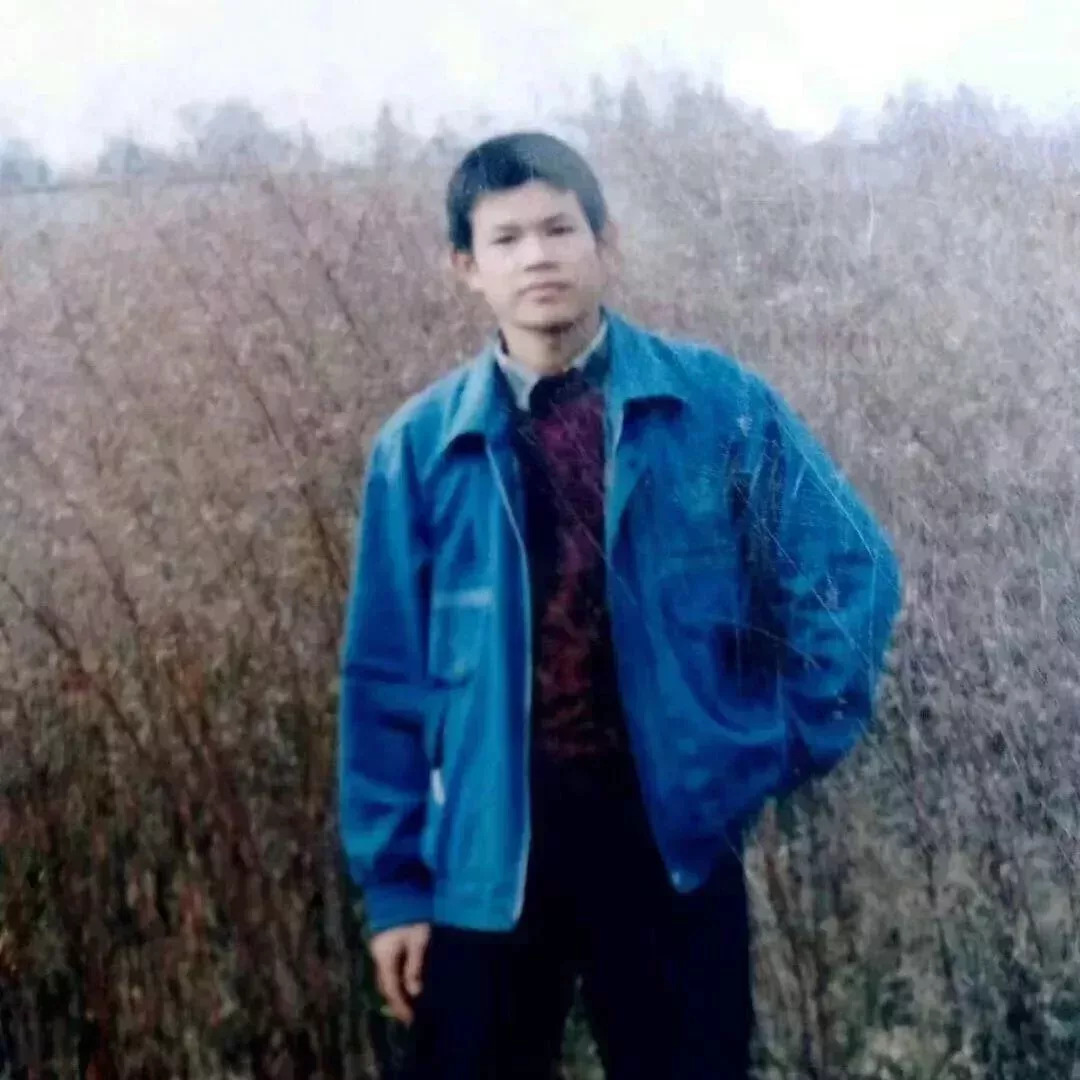 攝於1997年初冬, 高三上學期,新一中的操場當時還是一片荒草地,雜草一人多高,同班同學肖國給我拍了這張照片。