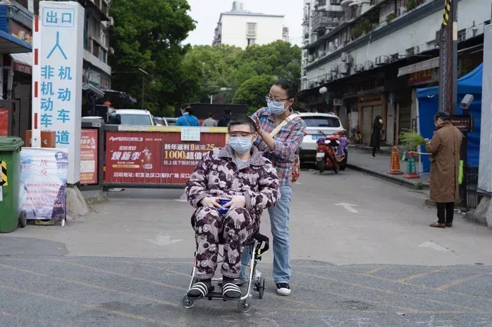 杜進給黃衝買了個小號輪椅,他終於可以住進醫院了