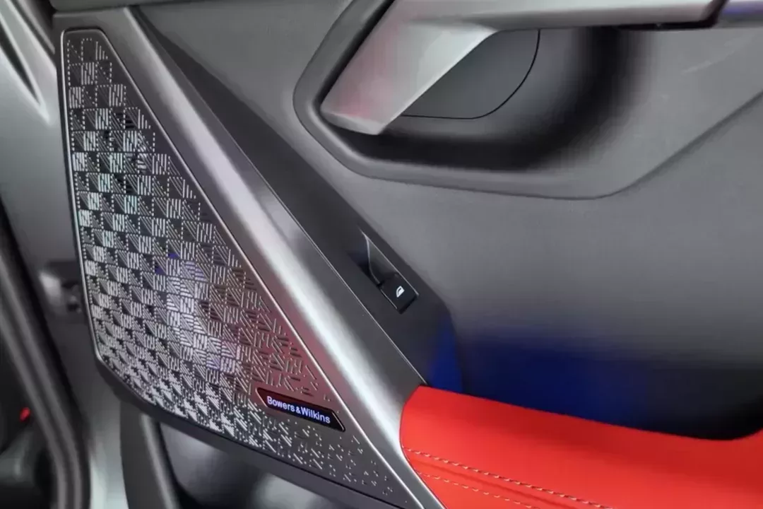 標配18喇叭寶華偉健音響(Bowers & Wilkins Diamond Surround Sound)