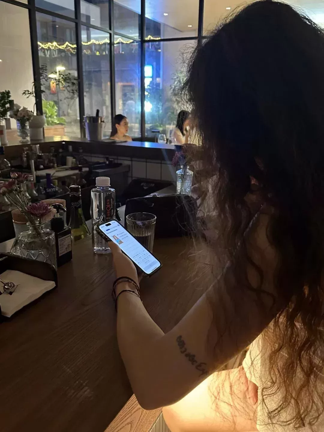 在weeknd*等朋友隨手拿出duolingo被老闆娘拍下這幕