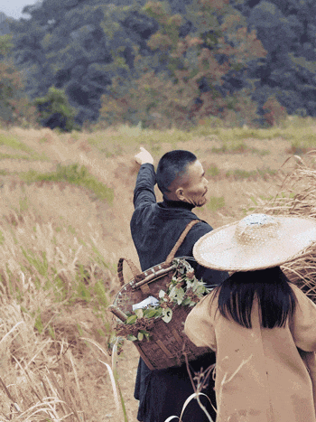 項惠斌和孩子在山野間