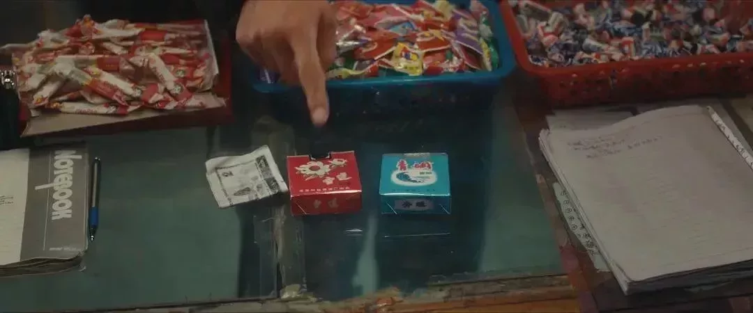 張鳳霞的小賣部貨架上的各式商品。(圖/《我的阿勒泰》)