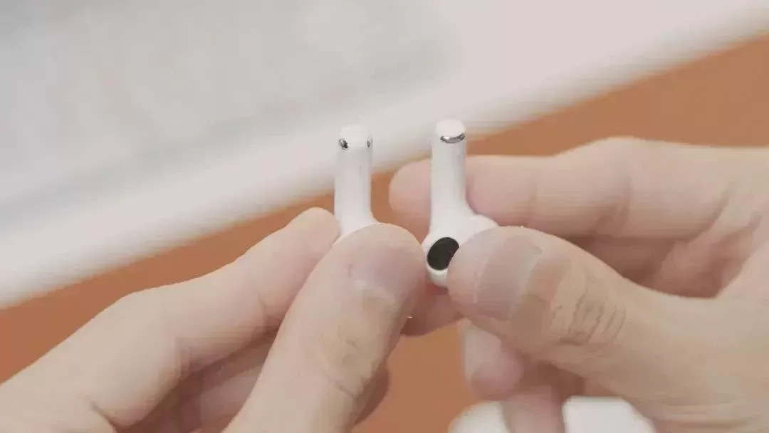 左:AirPods 4.右:AirPods 3