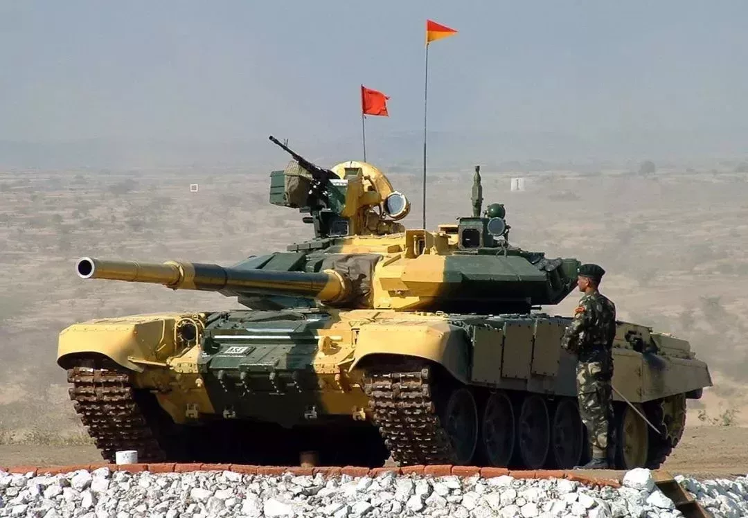 ▲安裝接觸-5爆炸反應裝甲的印度陸軍T-90S主戰坦克
