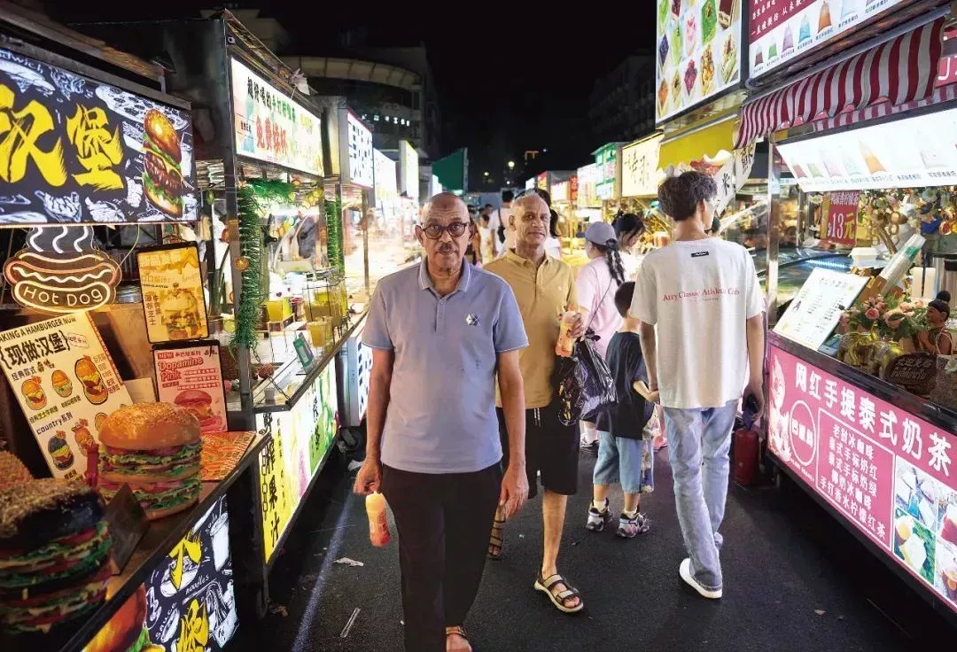 賓王夜市裏,常能看到外國客商的身影