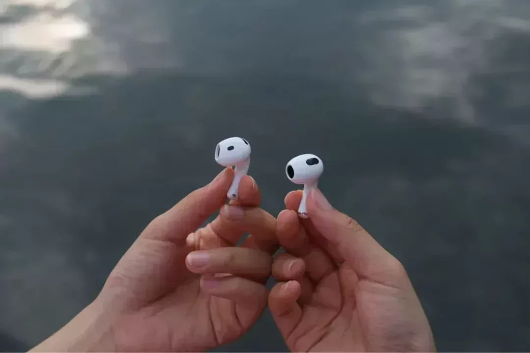 左:AirPods 4.右:第三代 AirPods。