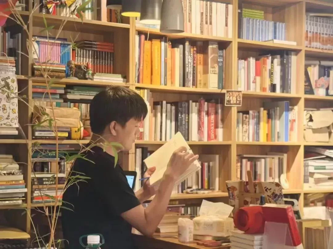 江濤在前臺看書。