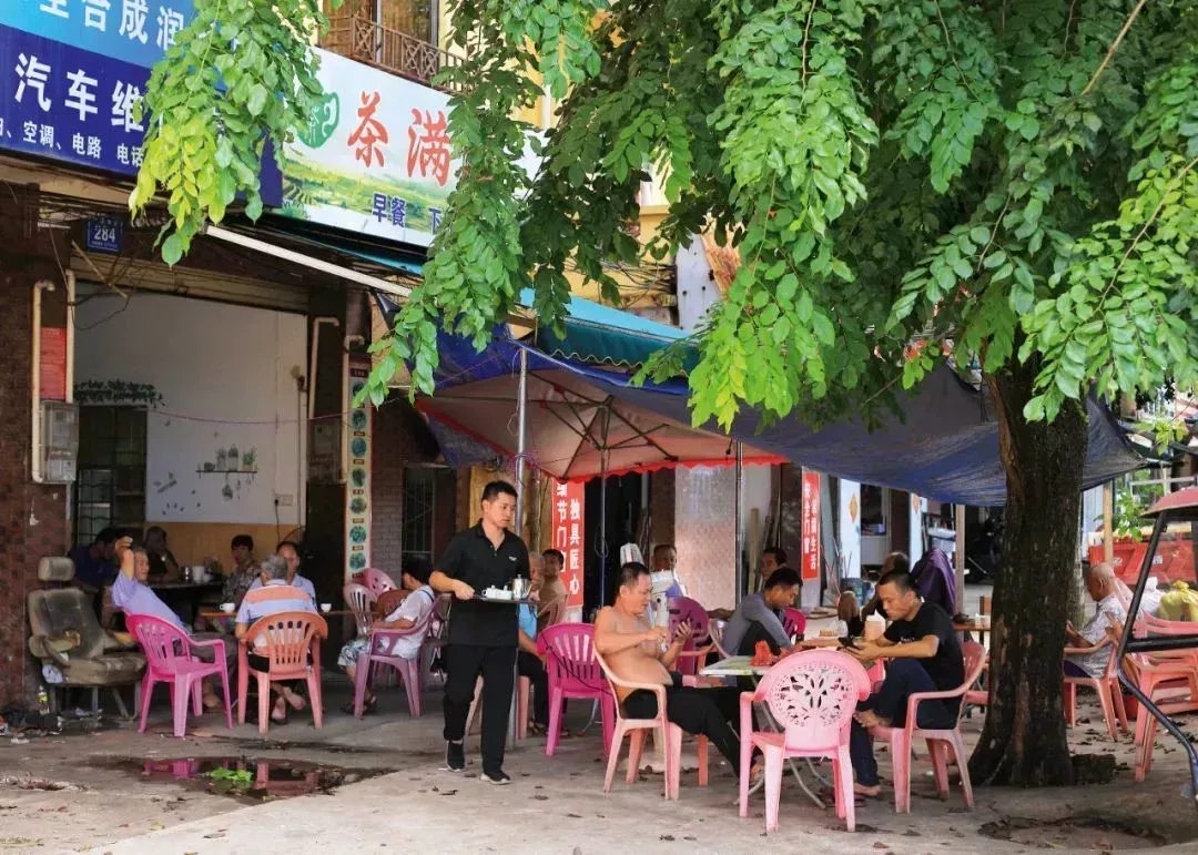 老爸茶店裏流行喝咖啡,茶通常是贈送的