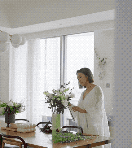 Lisa正在家裏插花
