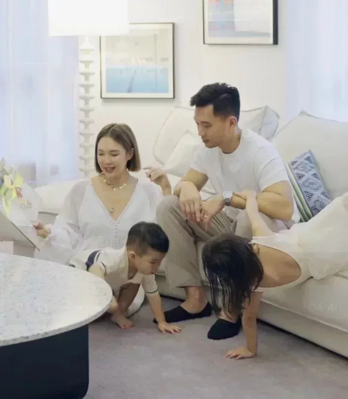 Lisa和家人在一起