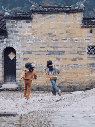 放學後,女兒和朋友在村裏玩