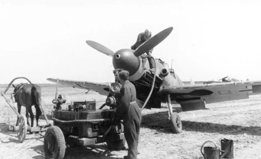 ◇ 圖爲1941年正在從馬車上加油的德軍戰鬥機