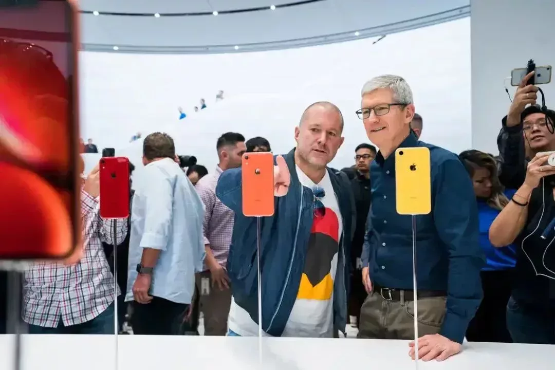 Jony Ive 與 Tim Cook(圖源蘋果官網)
