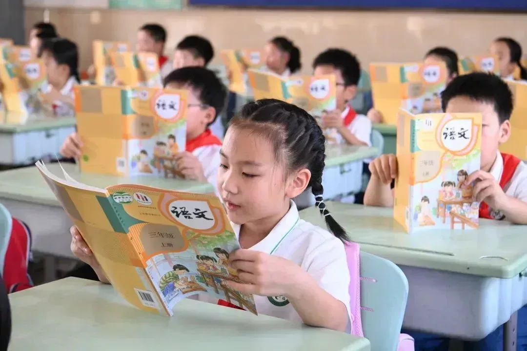 2024年9月1日,江蘇省太倉市朱棣文小學三年級(7)班同學在課堂溫習小學語文新教材。