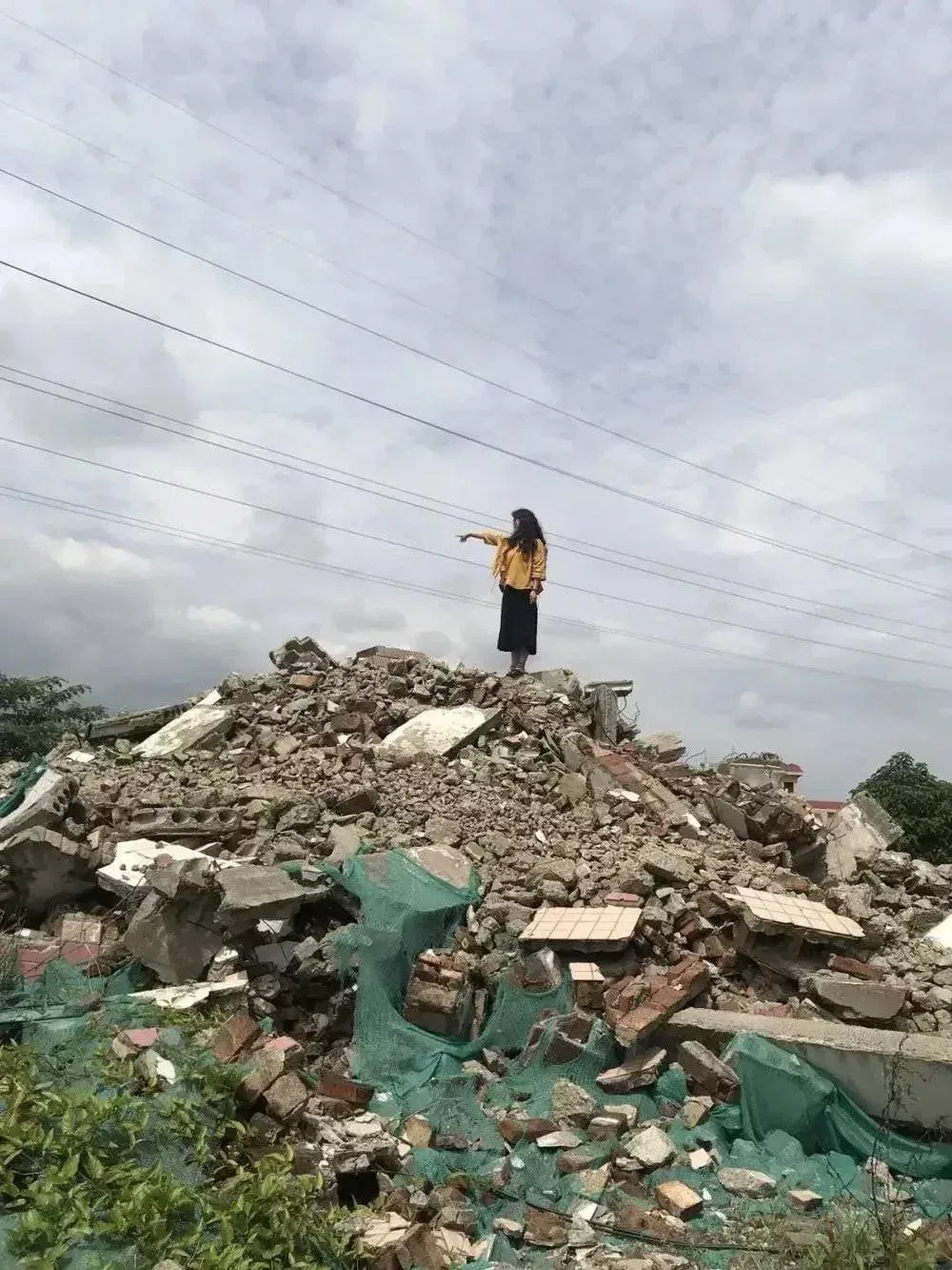 2019年,回到已經拆遷的園區,爬上了月餅廠的舊址。