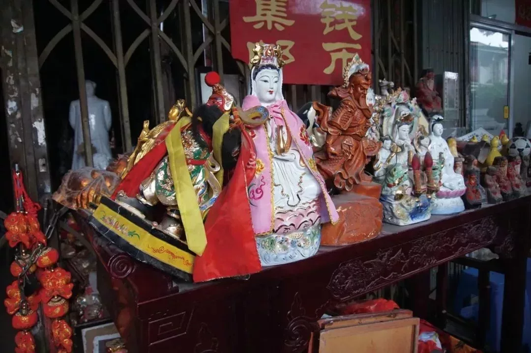 泉州遍地是待售的神佛雕像。