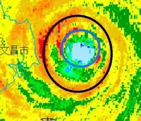 颱風摩羯靠近登陸地時,依然有內眼壁殘餘(藍圈),外側眼壁已較爲完整(黑圈)