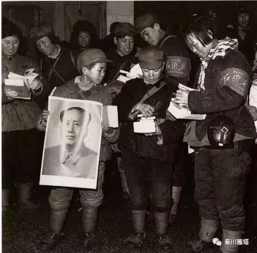 1966年 學校基本癱瘓,圖爲連夜購買《毛選》的紅衛兵