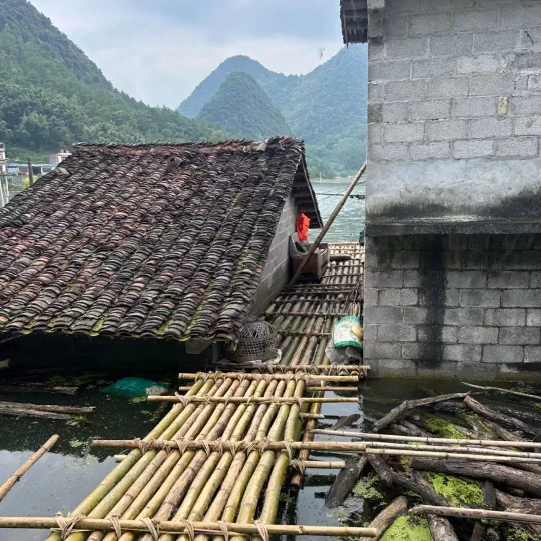 藍仲文在房子周圍搭了浮排。