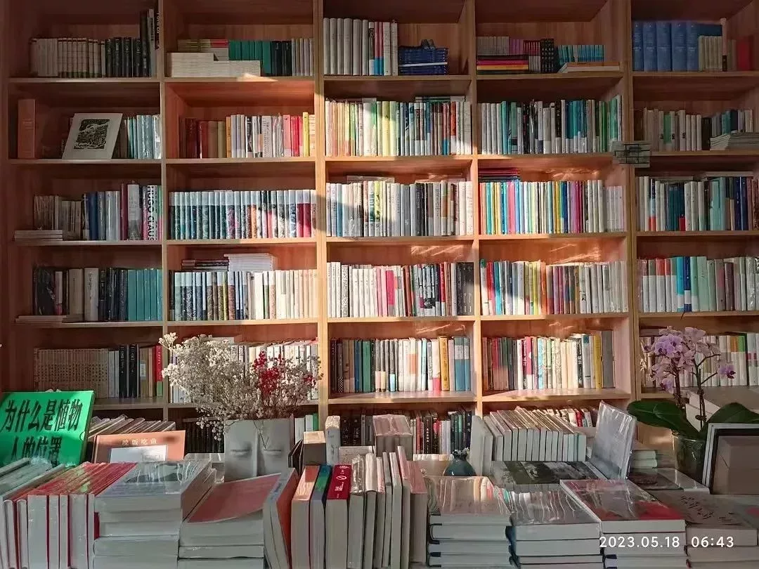 書店大房間裏的世界文學書架。