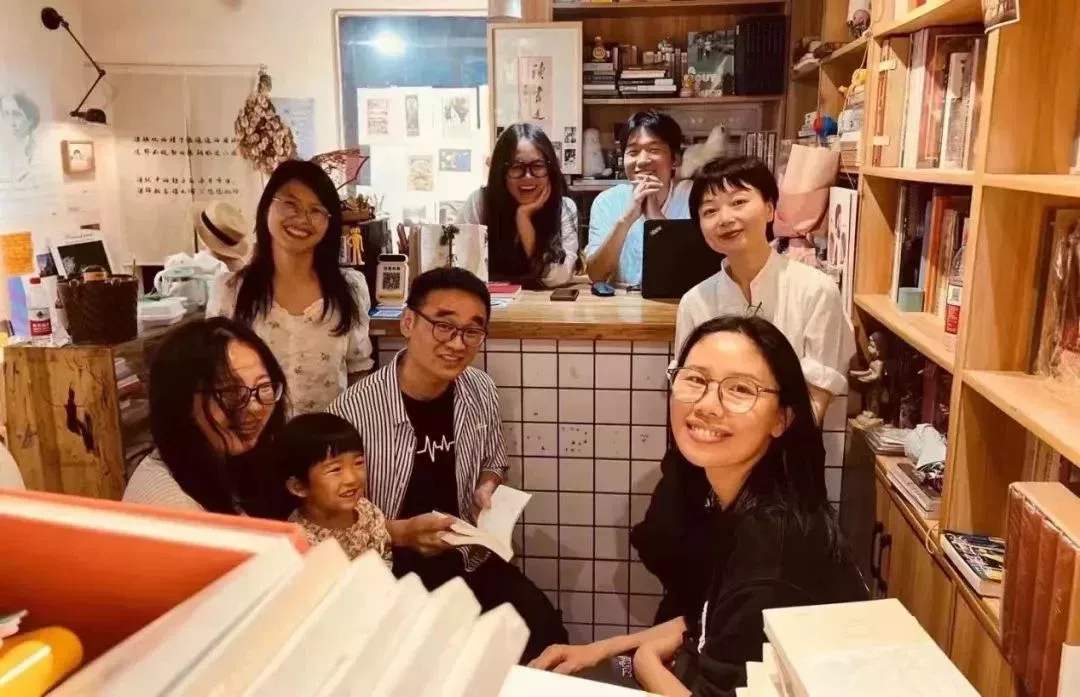 今年,周慧帶着《認識我的人慢慢忘了我》到阿克梅做分享。