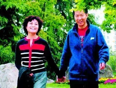 鐵凝,中國作協主席,全國人大副委員長,以其獨特的魅力和才華吸引了無數人的目光。然而,她的愛情之路並非一帆風順。直到50歲,她才終於等來了真愛的白馬王子——華生。