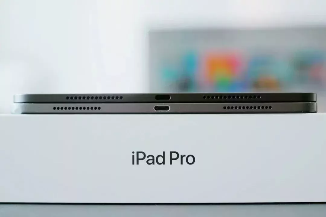 上:iPad Pro (M4) ;下:iPad Pro(第一代)