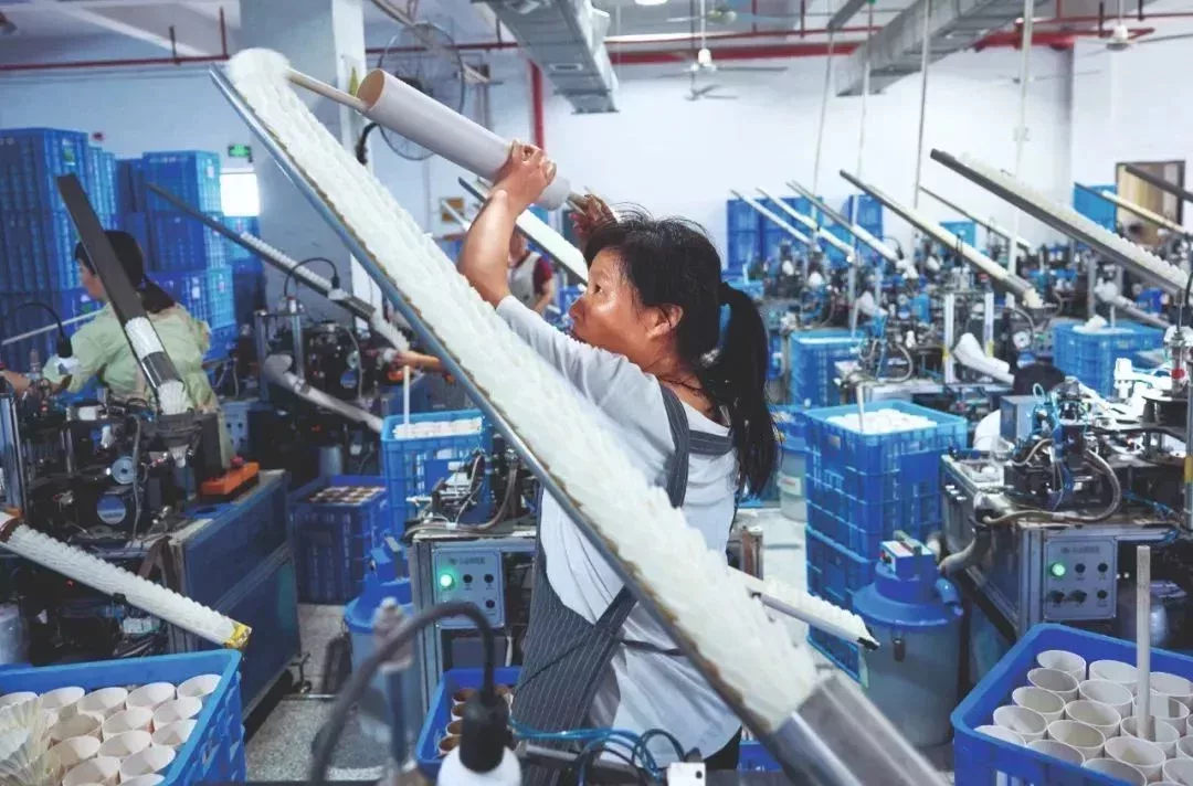 建在城鄉結合部的羽毛球工廠實現了靈活用工,陪讀媽媽們在孩子放學時可以先行回家,有空再回到工廠裏上班