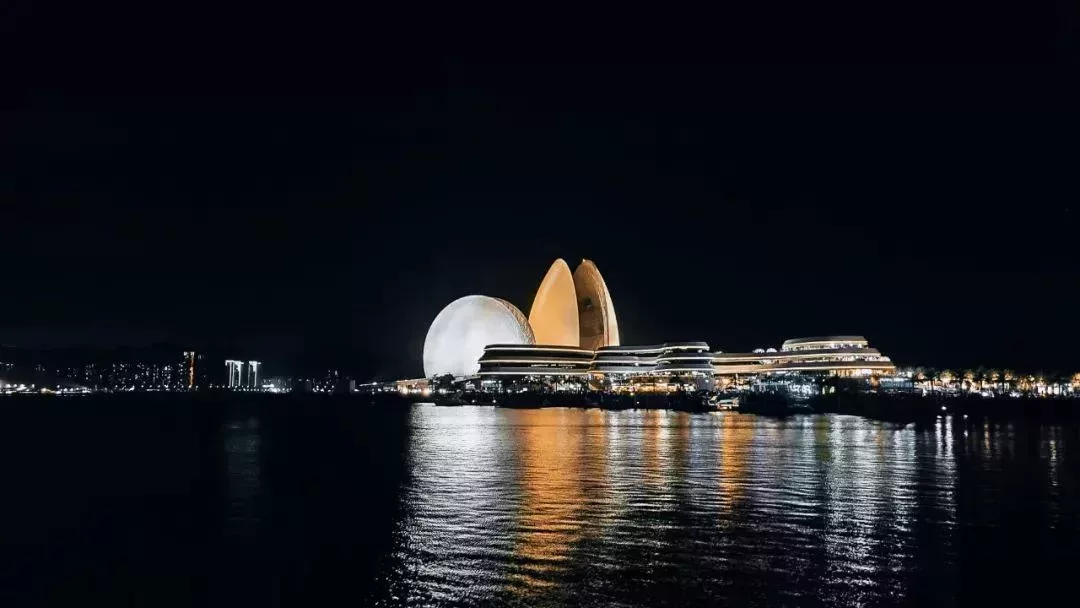 珠海日月貝海上歌劇院。